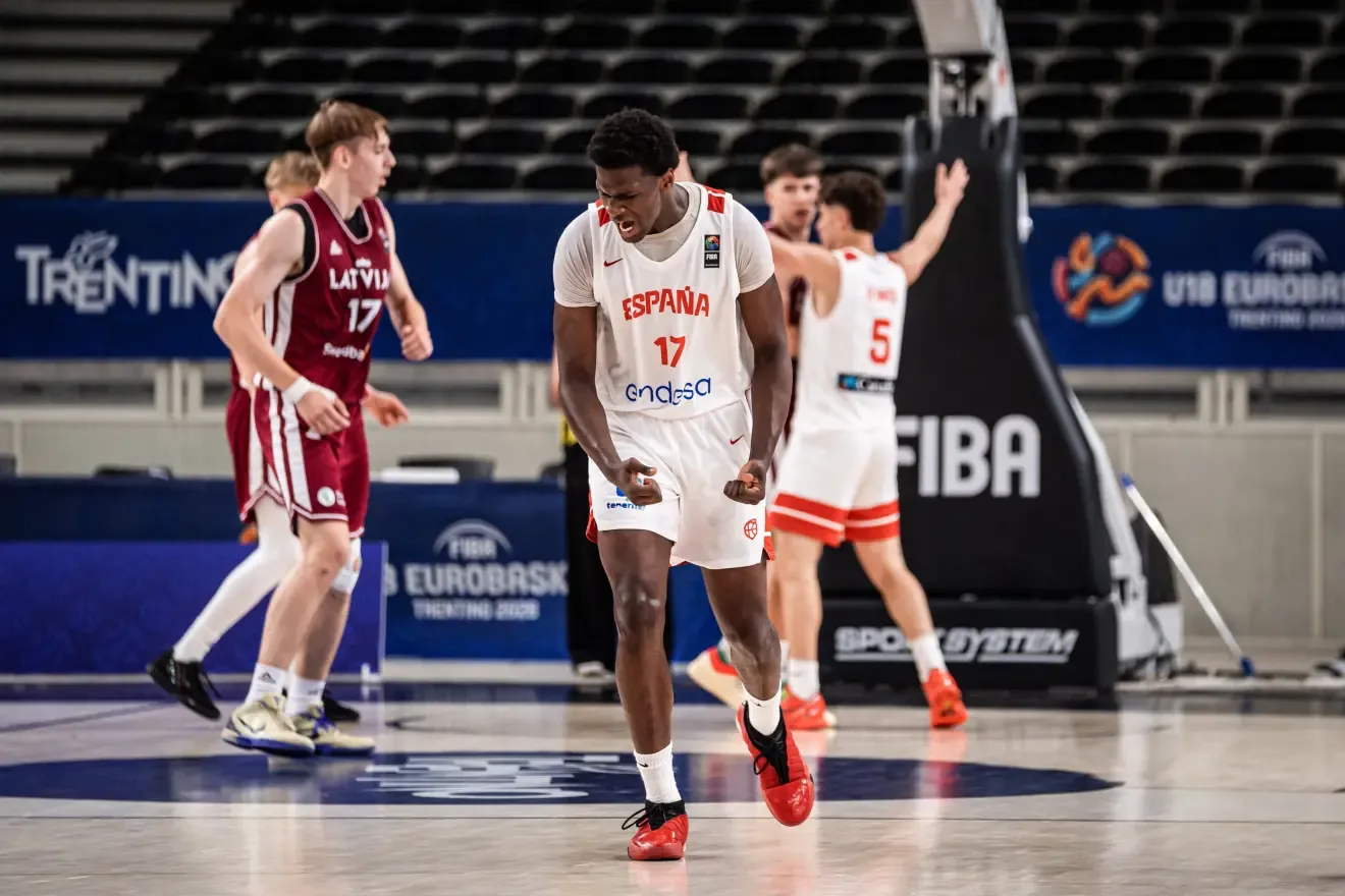 Chiek Diallo celebra una canasta de España.