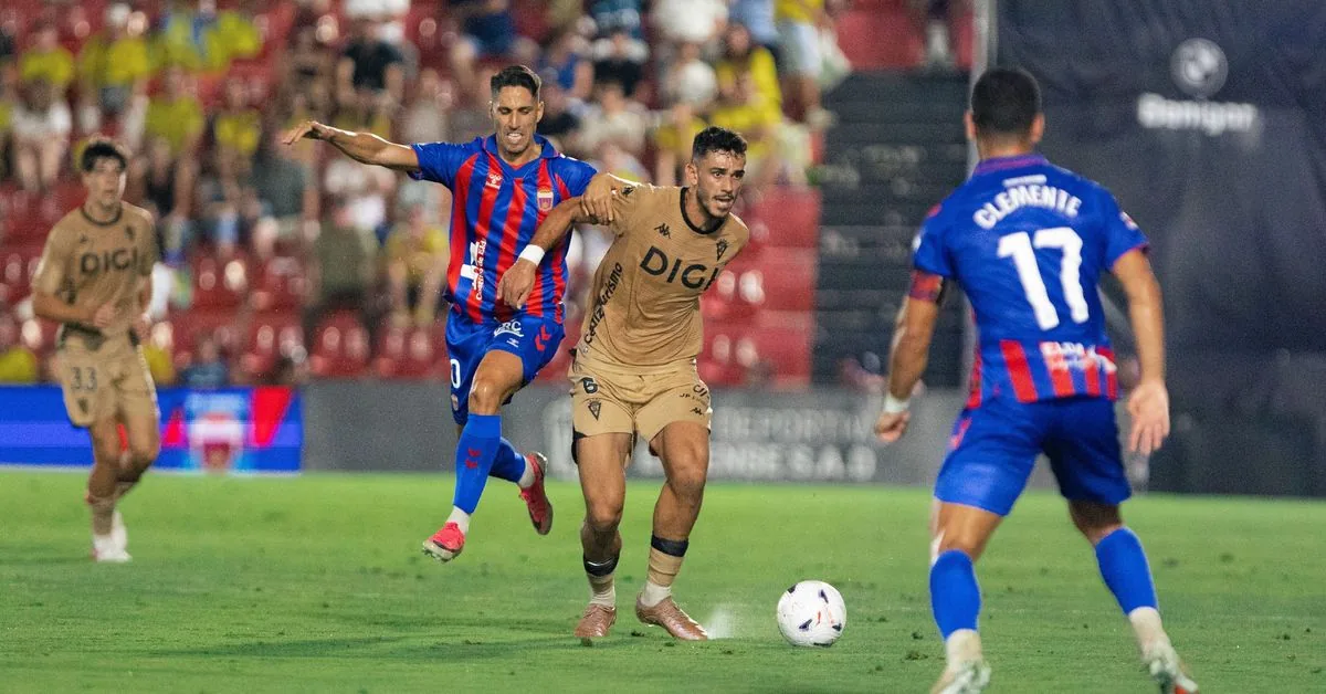 Eldense y Cádiz empatan en un encuentro con errores defensivos