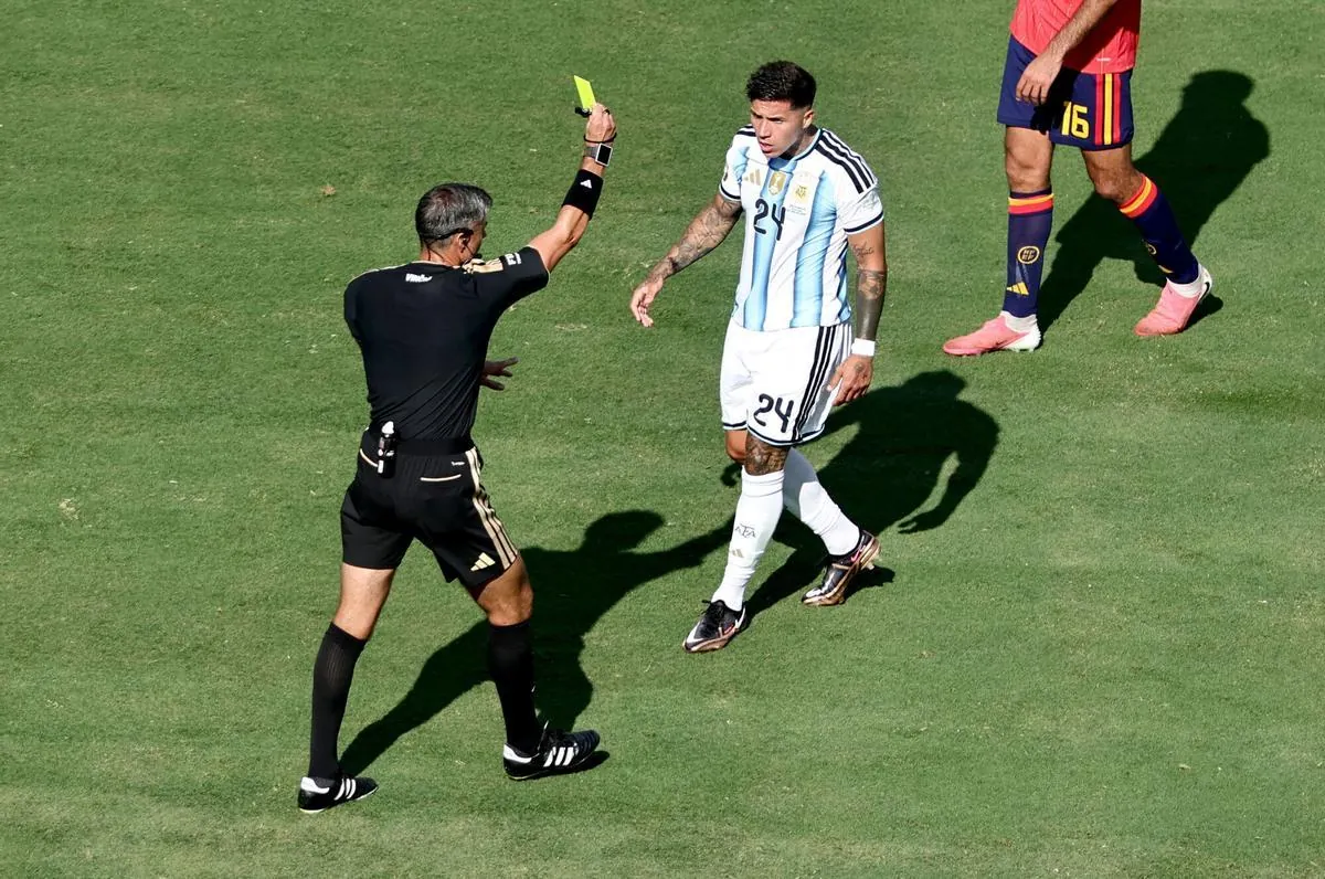 El árbitro amonesta a Enzo Fernández.
