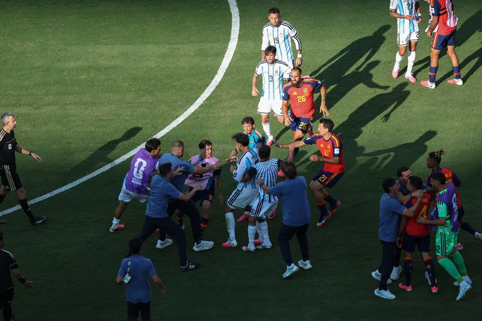 Pelea entre los jugadores de Argentina y España tras la final del Mundial. (Pat Isaacs/MI News/NurPhoto via Getty Images)