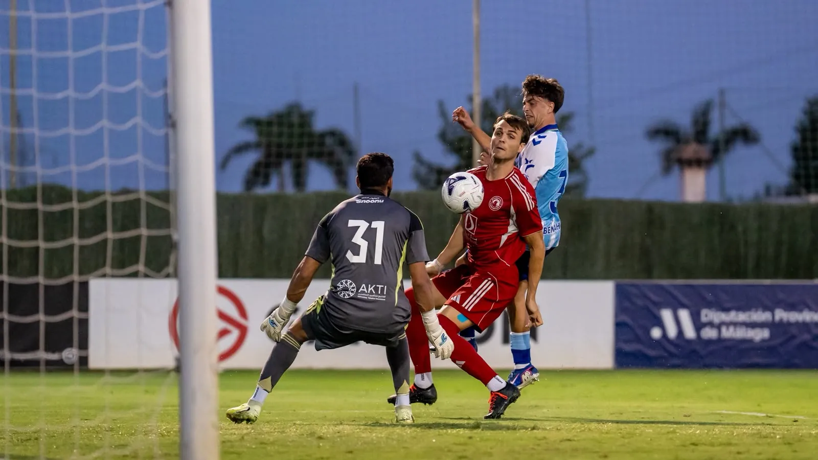 Juani disputa un balónJOSÉ MANUEL CAMPOS