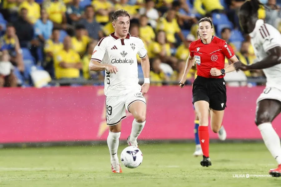 La vasca Olatz Rivera corre tras Álex Rubio en su primer partido en el fútbol profesionalLALIGA