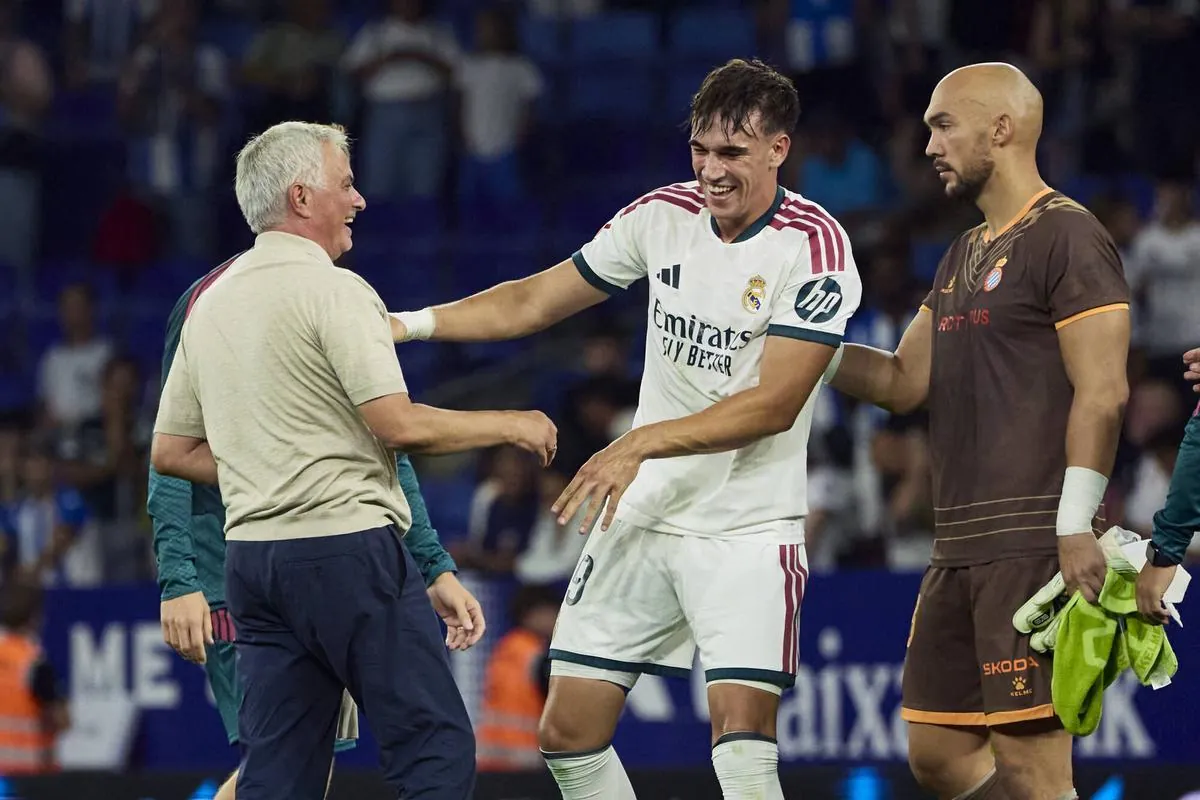 Espí se abraza con José Mourinho tras su gol