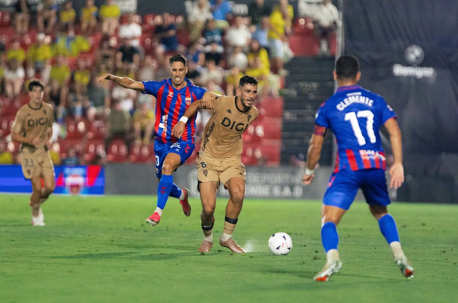 Joaquín con el balón durante el Eldense-Cádiz.